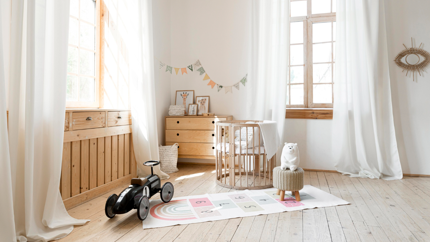 habitación bebé blanca decorada